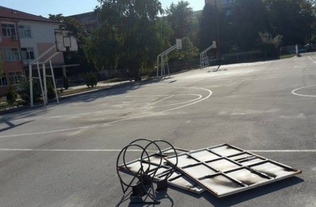 Обновяват баскетболните игрища на ПМГ Враца