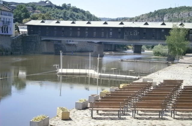 Бардове пеят на сцената на реката в Ловеч