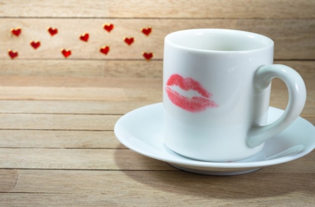Чаша за кафе раздава страстни целувки
