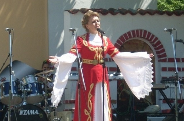 Николина Чакърдъкова изнася концерт за панаира в Левски