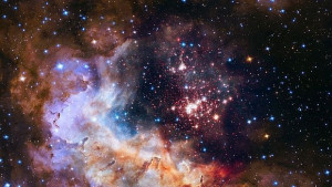 Телескопът Hubble видя блестящите крила на космическа пеперуда СНИМКИ