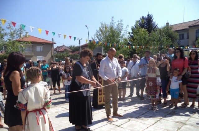 Кметът на Кочериново откри спортна и детска площадки в Бараково