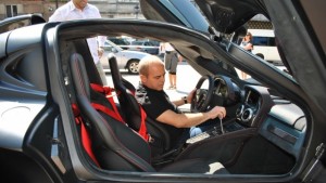 Кметът Стоилов изпробва новата Sin Cars на Росен Даскалов