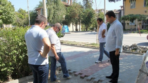 Кметът Даниел Панов инспектира ремонта на тротоарите по бул Никола