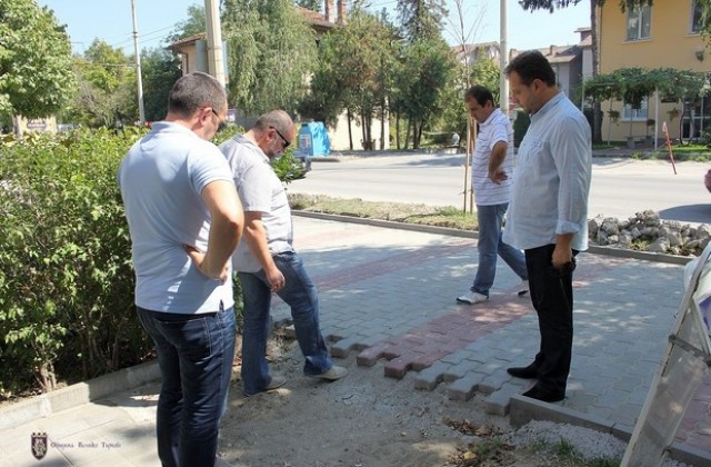 Кметът Даниел Панов инспектира ремонта на тротоарите по бул. “Никола Габровски”