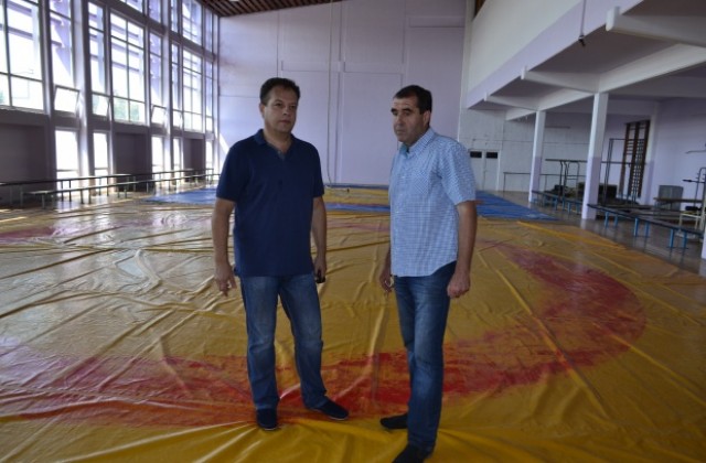 Кметът Даниел Панов огледа реконструкцията на южните зали на стадион „Ивайло”