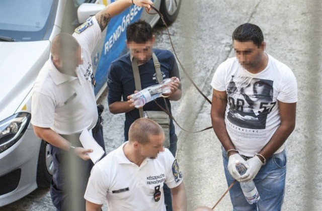 Задържаните за камиона с мъртвите мигранти остават в ареста за месец (СНИМКИ)