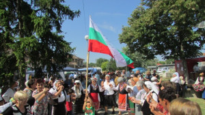 Стотици самодейци се надпяваха на мегдана в Писарево СНИМКИ