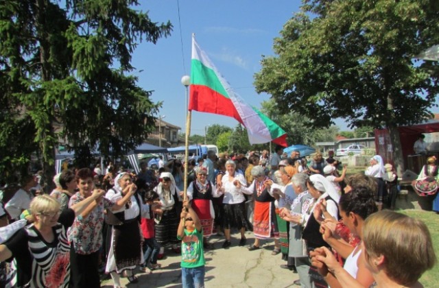 Стотици самодейци се надпяваха на мегдана в Писарево (СНИМКИ)