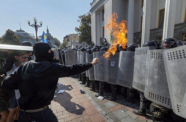 Десетки ранени при сблъсъци пред парламента на Украйна (СНИМКИ и ВИДЕО)