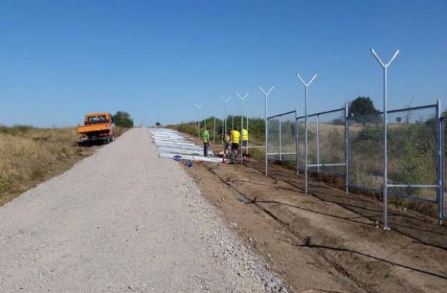 Завършиха 10 км от новия път край оградата на границата с Турция