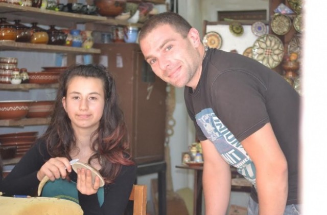 Децата показват огромен интерес към Лятното училище по занаяти на Самоводската чаршия