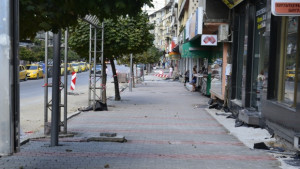 Изграждат първия нов тротоар по главната улица Васил Левски