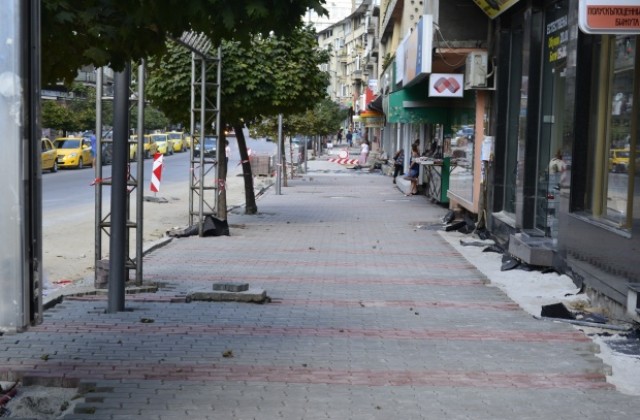Изграждат първия нов тротоар по главната улица „Васил Левски”