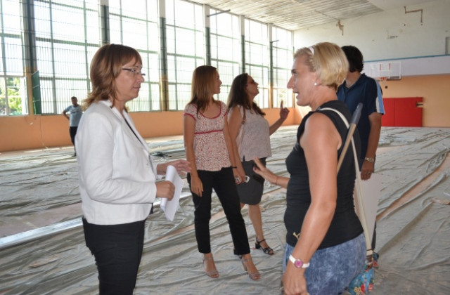 Галина Стоянова инспектира ремонта на стадион „Севтополис“