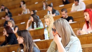 Първокурсници приети да учат във Великобритания се събират на първа