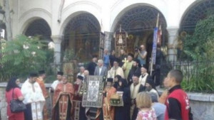 Посрещнаха чудотворната икона на Св Пантелеймон в Дупница