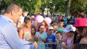Прерязаха лентата на три детски площадки