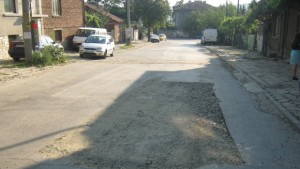 Ул Венелин в Дупница трета седмица е с дупки след