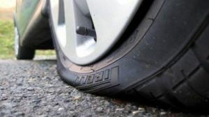 Кола осъмна със срязани гуми и счупени стъкла