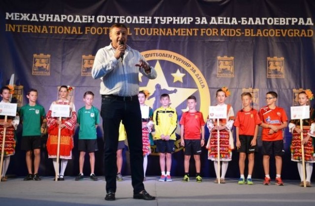 Кметът Камбитов откри третия международен футболен турнир за деца