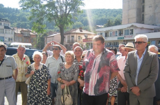 Откриха паметната плоча на д-р Кирил Наков в Дупница