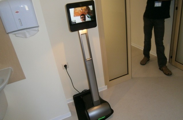 От 8000 км. робот-асистент направи виртуална визитация в болница Света Марина