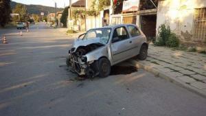 Непълнолетен шофьор возил 14 годишно момиче катастрофира в Дупница