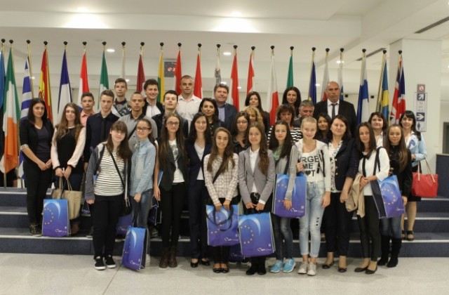 Ученик от В. Търново посети Европарламента по покана на Мария Габриел