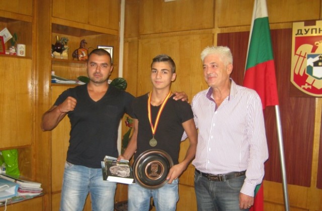 Шампионът по кик бокс Доброслав Радев гостува на кмета Чимев