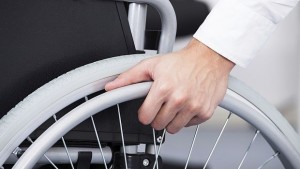 Роботизиран екзоскелет позволи на парализиран мъж да се движи