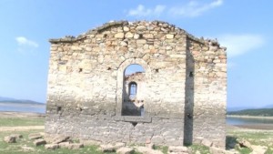 Потопената църква изплува над водите на яз Жребчево всяка година