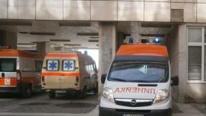 Момиче колабира пред поликлиниката