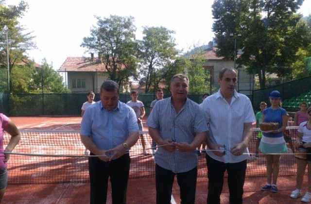 Откриха основно ремонтираните тенис кортове на спортен комплекс Осогово