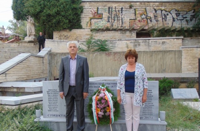 Поднасят венци и цветя на паметната плоча на опълченците от Дупнишкия край