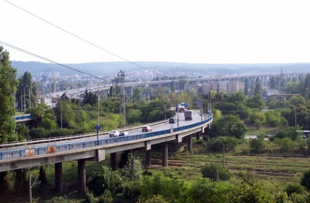 Тежко задръстване по Аспаруховия мост и пътя за Бургас