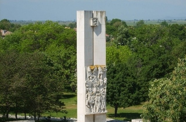 Съединението оживява на площада в Съединение