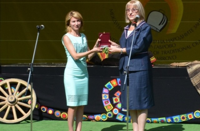 Цецка Цачева и Таня Христова откриха XIII Панаир на народните занаяти в АЕК Етър