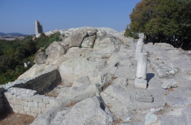 Лампа, бронзов печат и чаша за вино са последните находки от Перперикон