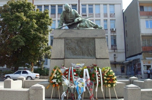 Паметникът на Скърбящия войн във Видин