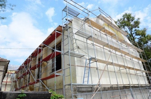 Откриха документи на 104 години при ремонта на Юнашкия салон във Варна (СНИМКИ)