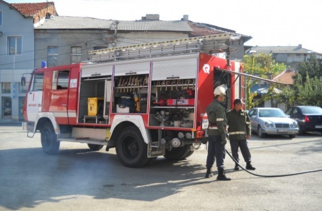 Пожарникари помогнаха на Спешна помощ да стигне до пострадал