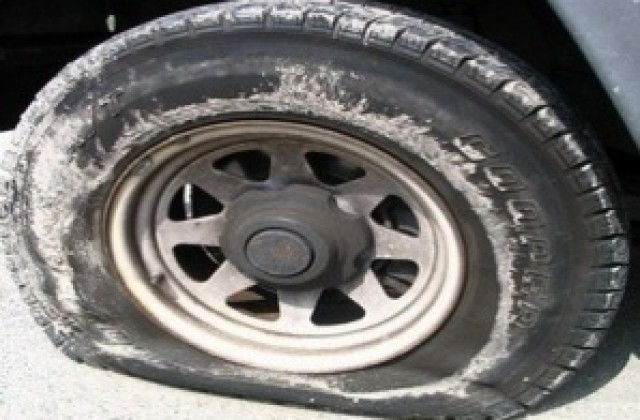 Срязаха гумите на 4 автомобила в Стара Загора