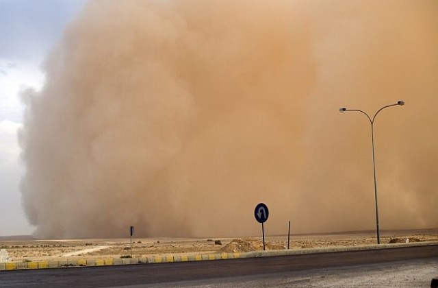 Силна пясъчна буря удари Близкия изток, две жени загинаха