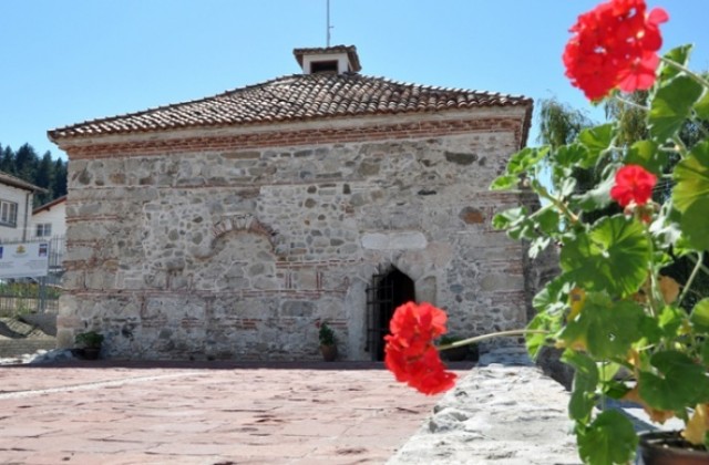 Църква на 1000 години в Добърско: невероятни стенописи и легенди