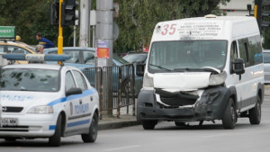 Катастрофа между кола и маршрутка в центъра на София има