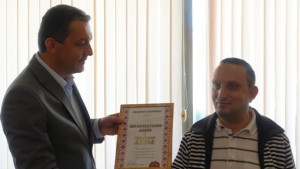 Гюнайдън Алиев с почетна статуетка от Община Севлиево