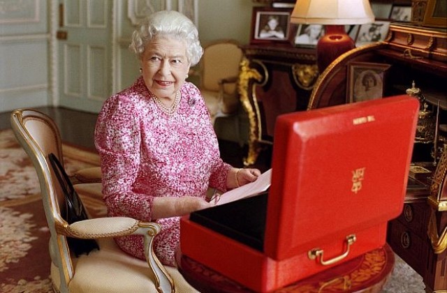 Официалната снимка на Елизабет II като най-дълго властвалия британския монарх