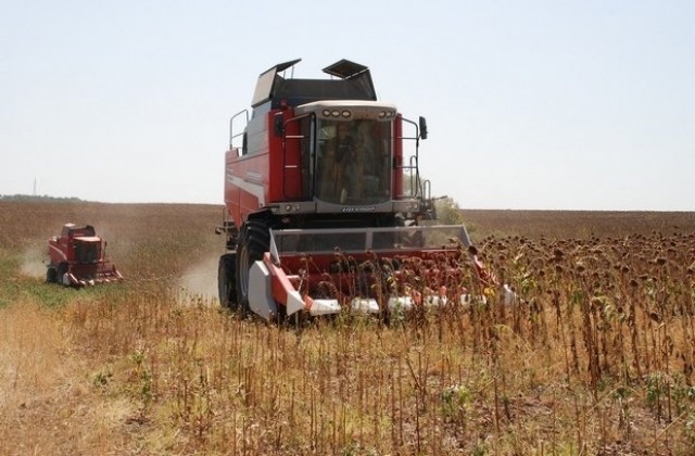 Пожар в зърнокомбайн гасиха огнеборци