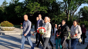 Местните социалисти поднесоха цветя на Братската могила